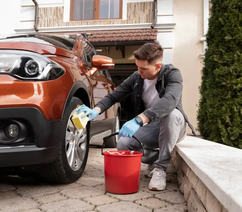 Lavage auto à domicile Bacouel-sur-Selle : professionnel intervenant sur un véhicule